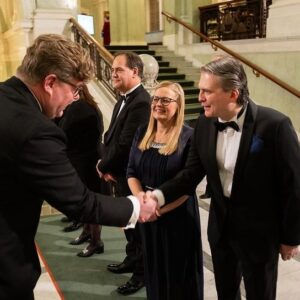 Josefin Johansson Instagram - I onsdags tog jag och de vice talmännen emot gästerna på talmannens traditionsenliga höstmiddag. Temat för middagen var att det gått 500 år sedan riksdagen 1523 valde Gustav Vasa till kung. Bland gästerna fanns företrädare för riksdagen, regeringen, hovet, myndigheter, akademin, näringslivet och det civila samhället. Men även bl.a. idrottare och kulturpersonligheter. Eftersom fokus var Sveriges utveckling under 500 år fanns här även många historiker och författare med historisk inriktning, företrädare för historiska muséer och andra kulturinstitutioner samt företrädare för myndigheter och företag med särskilt gamla anor. Romeo och Julia-kören stod för uppskattade musikinslag. Foto: Mikael Kristenson @kristerssonulf @magdalenanderssons @j_persson66 @stefanattefall @romeojuliakoren @kgfdirekt @juliakronlid @kerstin_lundgren_offentligt_ @martinmodeus @g_strommer
