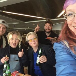 Josefin Johansson Instagram - Peter Bengtsson fyller 40 starka!!!! Vi har skojat, jobbat och renoverat ihop i 24 år. En otrolig vän, en fantastisk kollega och helt okej vindrickare. Vi har byggt mitt vardagsrumsgolv, gjort trädgårdsshow och konstigt nog sprungit ett lopp tillsammans?? Du är en stjärna, en outtröttlig glädjespridare och snart, mycket snart borde alla göra teve om ert hem. Ena halvan av @allkonstverket som gjort mitt liv roligare och bättre. GRATTIS!!! (Nu tar vi lån)