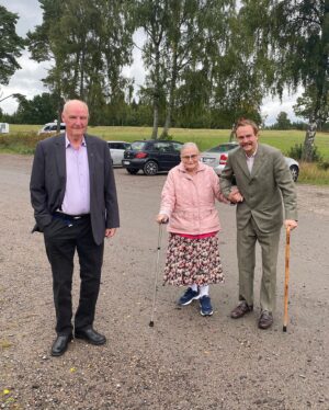 Josefin Johansson Instagram - Göran Johansson. Du gillade bilar, Norrland och smörgåstårta. Växte upp som enda barnet i en familj av mamma Märta och massa farbröder. En farbrorn själv. Från födseln hade du hängslen och keps och hjälpte till på gården Stubbabo. Som va din bästa plats. Den gången jag skulle resa i december sa du bestämt nej. Att lämna Stubbabo PÅ JULEN??? 

Annars har du sällan förbjudit mig något. Ja det skulle va att dra in smuts då, gå inte in med skor! Tvätta tassarna när man varit utomhus! Det skulle va fint. Man ska va rädd om grejerna. Så rädd att det va svårt att slänga. Va bra att du sparat alla dom påsarna från 2003. Är man född under kriget så är man. Men du har aldrig varit snål. Varje födelsedag kom ett kuvert. Möjligen aningen idéfattig. Och det har vi tetas om haha. Men alltid uppvaktning. Snäll och generös. Skjutsade och bar. Körde mig till folkhögskolan i Svalöv. Men bara om du fick äta medhavda mackor i Glumslövs backar. När jag köpte huset i Ysby kom du med röjsågen och drog ner djungeln. En smörgås och kopp kaffe för besväret. Sen när Inga kom in i bilden fick hon följa med på räkbombståget. Det fanns alltid tid för landgång. Och att städa bilen när du kom hem. Bilar va toppen. Att köra dom. Att titta på dom. Att tvätta dom. Vi skulle ta en helg nu i höst och ta mitt åk med, att bli lärd av putsmästarn.

När Televerket erbjöd avtalspension 10 år innan 65 tackade du ja innan frågan ställts klart. Men du älskade att träffa jobbarkompisar. En skojare i fikarummet. Mästare på fest. Vänner överallt. Kyrkan. Sossarna. Norrland. Valnämnden. Tinget. Järnvägsmuseet i Landeryd. Symötena(!). Andra Göran och du träffade i första klass 1949 och har varit bästisar sen dess. Till nu. 

Den 7:e september firade vi din 80-årsdag med pompa och fiskrestaurang. På otroligt humör. Satt och pladdrade i baksätet om den gubben som bodde där och den ledningen du lagade -65 där. Jag är så glad att du hann träffa min Oskar. Att du fick en fin tid med Inga. Att mamma och du hade en god relation. Att ni fixade mina syskon Torbjörn och Fredrik. Nu lämnar du oss, ja till och med Stubbabo. Den gård du fötts och dötts på. Jag är ledsen att du är borta. Tack för allt ♥️