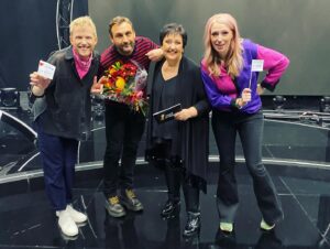 Josefin Johansson Instagram - I fredags peppade jag och @tonniebyler vår nya familjemedlem i Tjejsson-klanen @joharbendjelloul till att vinna pesetas till @radiohjalpen! Tack @svt för umgänget och framför allt till stjärnorna @erikekstrandpariktigt, @ahmedberhan_ och proffset själv @therealbabben. Det var helt normala tävlingar och alla resultat rimliga! Framför allt räkmackans räckvidd!