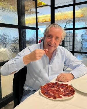 Josep Pedrerol Instagram - ¡Felices fiestas a todos! 
Aprovechad para estar con los vuestros… y para comer bien, a mi no me falta mi jamón @enriquetomas… Porque no hay Navidad sin Enrique Tomás 😉

Os dejo su web por aquí 👉🏻enriquetomas.com #ad