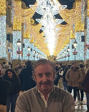 Josep Pedrerol Instagram - Que el 2023 nos traiga salud. Lo demás saldremos a pelearlo con toda la ilusión del mundo 😘🎁🎊