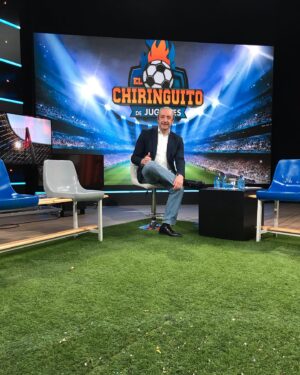 Josep Pedrerol Instagram - Las luces se apagan. GRACIAS A TODOS por un año fantástico. Estoy muy orgulloso de trabajar con el mejor equipo todas las noches en @elchiringuitotv. LÍDERES en audiencia y en ilusión. ¡Felices fiestas!
