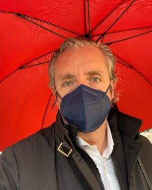 Josep Pedrerol Instagram - No hay nada mejor que un paraguas discreto cuando llueve... Ah, por fuera es negro 😉 #Madrid
