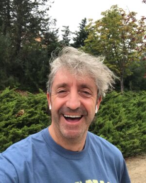 Josep Pedrerol Instagram - Algo de deporte con una sonrisa y pelos de loco 😂😂😂 #singomina #running