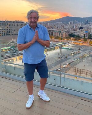 Josep Pedrerol Instagram - Frotándome las manos con lo que viene 😉 Ganas de veros a todos @elchiringuitotv tic tac…