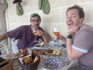 Joseph Mazzello Instagram - Finally I can feel less alone. Welcome to 40 Gwilly! One of my all time favorite people. Thank you for sharing my midlife crisis with me in Puglia (and @benhardy for sharing his 3rd life crisis) Can’t wait for Scotland Season 3!!!
