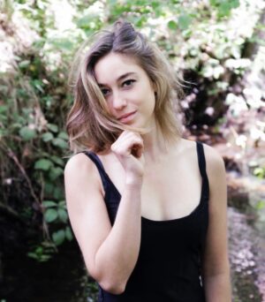 Joséphine Berry Instagram - Ooooohhh heyyy ça y’est c’est l’hiver. 
🥹☃️🌞

Malgré la fraîcheur, j’essaye de passer un max de temps dehors et d’attraper tout les rayons de soleil qui passent !

Et vous ? Vous êtes plutôt hiver ou été ?
❄️vs 🌞? 
🥶vs 🥵? 

J’aime beaucoup trop le soleil. Donc voilà un petit souvenir de cet été avec @richardschroederphoto 📷

#photoshoot #hiver #ete #rivier #sunshine
