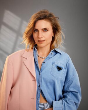 Josephine Park Instagram - Den bedste @frejabechjessen har interviewet mig til @elledanmark og den fantastiske @andersovergaardphotography har taget billeder❤️
Styling @claraliisberg, hår og make-up  Prins og @lasbas 
Tak for en dejlig dag💖
