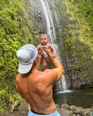 Josh Brueckner Instagram - First family hike🌴🙌🏼