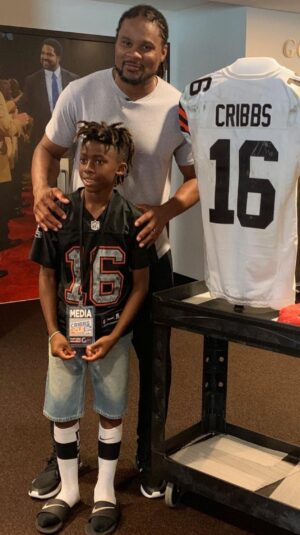 Josh Cribbs Instagram - ⭐️QB Training⭐️ @izzycribbs 

Navigating Different Coverages 

Memorial Day Training
🏈Thanks for the Help Family🧸❤️

#freshman #football #quarterbacktraining