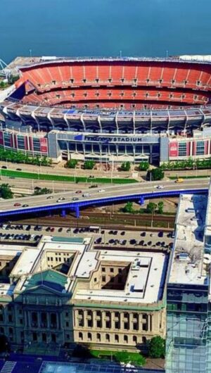 Josh Cribbs Instagram - Should the Cleveland Browns get a Dome⁉️
