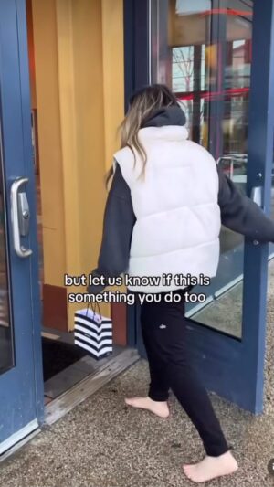 Josh Cribbs Instagram - ⭐️Cleveland Couple Goes Viral⭐️ 🦶🏼🦶🏼

#grounding #couples  #wellbeing