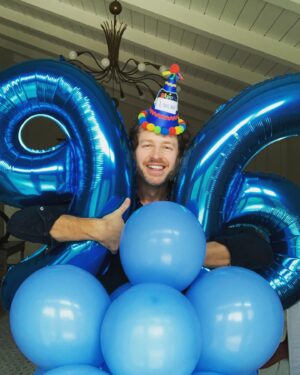Josh Dallas Instagram - 1ML followers!!!!!! They didn’t have a million balloons at the store, but we had these at the house so… let’s party.
Love you all! ♥️ 🙏🏻 #instagram