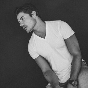 Josh Henderson Instagram - That side eye look I’m giving 2020... praying that this year can turn around for all of us. Send someone a message today of love and encouragement. God bless y’all 🙏🏽😌