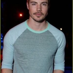 Josh Henderson Instagram - Would u call this sea foam green ?? 🤔