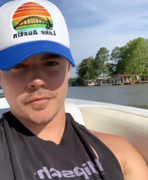 Josh Henderson Instagram - Happy Friday y’all. Hope y’all are happy healthy and safe. 🙏🏽🙏🏽 #lakehatdontmatchthelakeimon 🤷🏼‍♂️