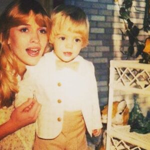 Josh Henderson Instagram - HAPPY BIRTHDAY MOMMA !! Your the most beautiful and amazing person I know. Thank you for always believing in me and being my biggest fan. Love you more than words could ever express !! #happybdaymomma❤️