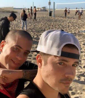 Josh Henderson Instagram - Reunited and it feels so good ! Me and My brother @paint_pulse  celebrating @caseykeegan1 big 40 !! Beach day !!! Happy bday Casey !!