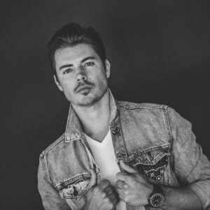 Josh Henderson Instagram - Thanks to My boy  @captnquinn he always knows how to make ya look good !! 📸📸📸