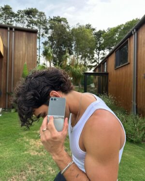 Josh Heuston Instagram - Pick up? 🤳 #GalaxyZFlip5# #SamsungPartner