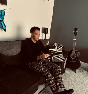 Josh Warrington Instagram - 33 going on 63 … new Pjs, slippers and Carl Frampton’s new book… where’s me pipe and slippers at? 👴🏼

Cheers for birthday messages yesterday 👍🏻