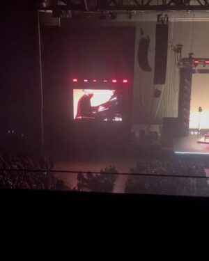 Josh Warrington Instagram - Saturday Night at the @firstdirectarena being a cultured mushy watching a master at work. 
@ludovico_einaudi was absolutely fantastic and a joy to watch. 
Music is powerful and when this fella is sat at the piano, it’s like he has the ability to take you on emotional rollercoaster.

Thoroughly enjoyed 👍🎹👏

#firstdirectarena #ludovicoeinaudi #underwatertour