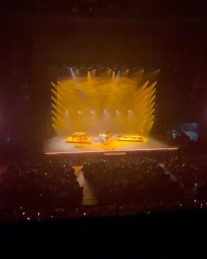 Josh Warrington Instagram - Saturday Night at the @firstdirectarena being a cultured mushy watching a master at work. 
@ludovico_einaudi was absolutely fantastic and a joy to watch. 
Music is powerful and when this fella is sat at the piano, it’s like he has the ability to take you on emotional rollercoaster.

Thoroughly enjoyed 👍🎹👏

#firstdirectarena #ludovicoeinaudi #underwatertour