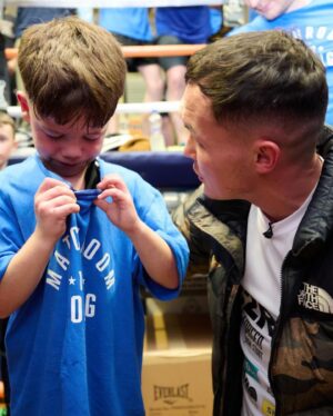 Josh Warrington Instagram - Went to the @crumlinboxingclubofficial 🥊 last night. 
A joy to see the gym so packed out and training away. 
@matchroomboxing and @eddiehearn set the kids off with a challenges.
Press ups for the seniors and plank for the juniors, with the winners receiving a prize! 

Both sets gave everything but one little lad stood out. 
After around 20 minutes had passed, young Jackson was down to the last handful.
A few had noticed that he was in some discomfort. After Eddie speaking to the lad, I then knelt down to tell him to basically stop. His response. 
“No because I don’t want to lose” 😯
This kid is 7. 
Pushing himself to the absolute max. 
Eventually pulled to his feet, a big fuss was made over him. 
Not because he lasted so long but the mindset and refusing to lose. 
Especially in a softening world when it’s just good to ‘Take part’…
Whatever this kid does, whether boxing or not, he will go far in life … 👍
Great to meet you @jackson_hurricane_kearney 🤝