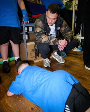Josh Warrington Instagram - Went to the @crumlinboxingclubofficial 🥊 last night. 
A joy to see the gym so packed out and training away. 
@matchroomboxing and @eddiehearn set the kids off with a challenges.
Press ups for the seniors and plank for the juniors, with the winners receiving a prize! 

Both sets gave everything but one little lad stood out. 
After around 20 minutes had passed, young Jackson was down to the last handful.
A few had noticed that he was in some discomfort. After Eddie speaking to the lad, I then knelt down to tell him to basically stop. His response. 
“No because I don’t want to lose” 😯
This kid is 7. 
Pushing himself to the absolute max. 
Eventually pulled to his feet, a big fuss was made over him. 
Not because he lasted so long but the mindset and refusing to lose. 
Especially in a softening world when it’s just good to ‘Take part’…
Whatever this kid does, whether boxing or not, he will go far in life … 👍
Great to meet you @jackson_hurricane_kearney 🤝