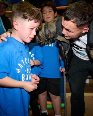 Josh Warrington Instagram - Went to the @crumlinboxingclubofficial 🥊 last night. 
A joy to see the gym so packed out and training away. 
@matchroomboxing and @eddiehearn set the kids off with a challenges.
Press ups for the seniors and plank for the juniors, with the winners receiving a prize! 

Both sets gave everything but one little lad stood out. 
After around 20 minutes had passed, young Jackson was down to the last handful.
A few had noticed that he was in some discomfort. After Eddie speaking to the lad, I then knelt down to tell him to basically stop. His response. 
“No because I don’t want to lose” 😯
This kid is 7. 
Pushing himself to the absolute max. 
Eventually pulled to his feet, a big fuss was made over him. 
Not because he lasted so long but the mindset and refusing to lose. 
Especially in a softening world when it’s just good to ‘Take part’…
Whatever this kid does, whether boxing or not, he will go far in life … 👍
Great to meet you @jackson_hurricane_kearney 🤝