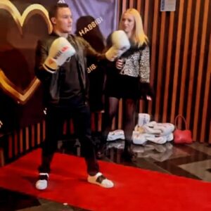 Josh Warrington Instagram - Busy night on Saturday down at @abdu_rozik new Leeds restaurant @habbibibyabdurozik 🍽️

Certainly got some hype going for it! 🎉🙌
