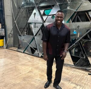 Joshua Henry Instagram - A night @metopera I won’t forget 💫 
Thank you for everything #StephenSchwartz
📸: @evzmm 1st shot
📸: @jennyandersonphoto backstage shots
Stylist: @sydneepaige_