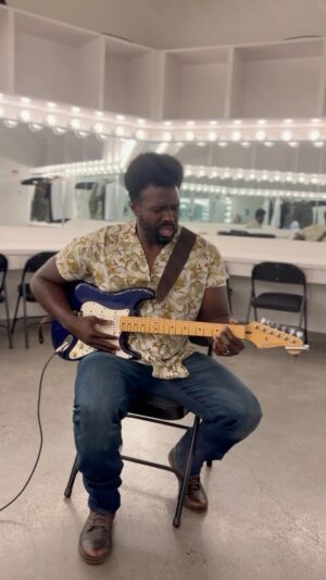 Joshua Henry Instagram - It’s raining but this song still got me feeling warm ❤️ #IfILovedYou #Carousel #Broadway #Cover #Artist #Reels #RainyDay #NYC