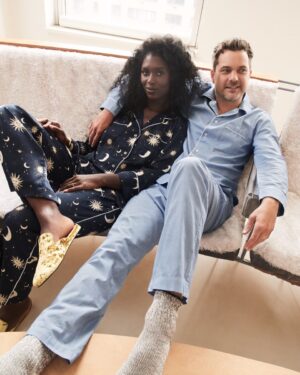 Joshua Jackson Instagram - The last time I got together with @jcrew was for their 1998 catalog with my Dawson’s Creek cast! Now I’m back with my beautiful wife @jodiesmith getting creative in their holiday campaign. I still love a J.Crew sweater, and who doesn’t love seeing themselves on a cookie? #ad