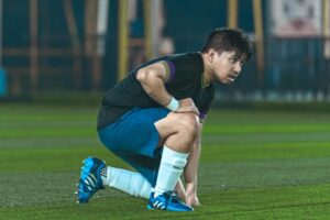 Joshua Suherman Instagram - Dengan menggunakan sepatu jaman SD-SMP, tentu umpan2 manja ala Alonso, Gerrard, Zidane, Beckham kembali keluar dari kaki kananku 😎 tak lupa mencetak gol untuk kawan-kawan uwuwuwuw! ada yg tau ini sepatu taun berapa?