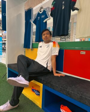 Joshua Suherman Instagram - Si atlet funfootball guyon ini, kini jadi influwenser balbalan~ Main ke PIM3 ada booth buat experience EURO2024 dari @adidasindonesia asyik sekali. Monggo yg mau dateng, bakal ada sampai 30 Juni 2024.