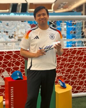 Joshua Suherman Instagram - Si atlet funfootball guyon ini, kini jadi influwenser balbalan~ Main ke PIM3 ada booth buat experience EURO2024 dari @adidasindonesia asyik sekali. Monggo yg mau dateng, bakal ada sampai 30 Juni 2024.