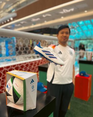 Joshua Suherman Instagram - Si atlet funfootball guyon ini, kini jadi influwenser balbalan~ Main ke PIM3 ada booth buat experience EURO2024 dari @adidasindonesia asyik sekali. Monggo yg mau dateng, bakal ada sampai 30 Juni 2024.