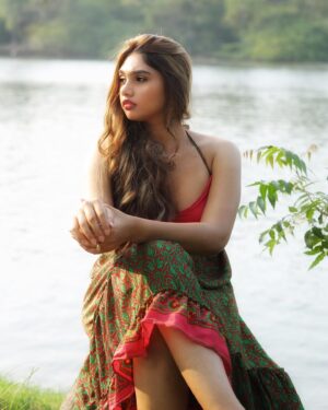 Jovika vijaykumar Instagram - ❤️💚

Photography ~ @jeevaveera 
Hair and Makeup ~ @lk_makeup_trainer 
Salon partner ~ @thelashluxurysalon 
Location ~ @lagoondepondy_resort 
Styling director ~ @vanithavijaykumar