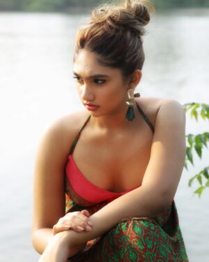 Jovika vijaykumar Instagram - ❤️💚

Photography ~ @jeevaveera 
Hair and Makeup ~ @lk_makeup_trainer 
Salon partner ~ @thelashluxurysalon 
Location ~ @lagoondepondy_resort 
Styling director ~ @vanithavijaykumar