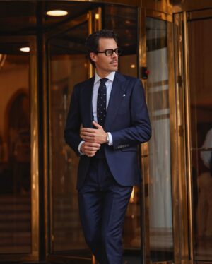 Juan Avellaneda Instagram - Hoy toca look formal bastante monocromático ¿qué os parece?

#traje #suitandtie #suit #novio #boda