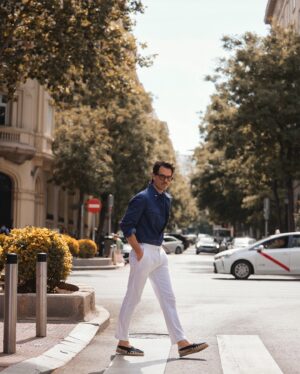 Juan Avellaneda Instagram - Hace días encontré esta cazadora en la web de @sh_archival de mi amigo @andresmescua que es un crack en prendas vintage y estoy encantado! Es como si fuera un pantalón gurkha pero en cazadora. Me parece una prenda súper versátil y ponible, a la vez que especial ¿te gusta? ¿Te atreverías con algo así?

#traje #suitandtie #suit #vintage #modamasculina