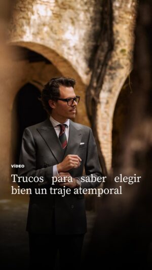 Juan Avellaneda Instagram - He sido retado por @o2es  bajo su campaña ‘la tranquilidad de elegir bien’ así que he decidido hacer frente a este reto con un vídeo sobre la importancia de elegir un buen traje así como trucos de estilo ✨🫰🏻✨

#suit #traje #suitandtie #cono2respiras