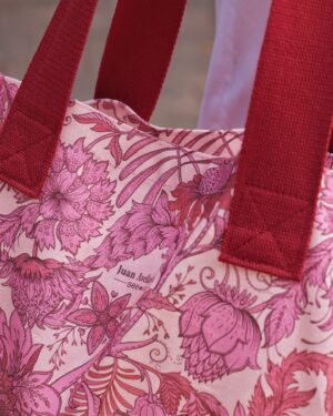 Juan Avellaneda Instagram - ¿Os gusta mi bolsa? Es un nuevo diseño que hice estilo Tote Bag para See Iou con mi print más icónico de mis colecciones con ellos y estoy pensando si ponerla a la venta o regalar algunas con algunas compras o qué hacer, pero me encanta como bolsa de playa o ciudad con este toque vintage 

¿Qué haríais? Os leo y el sábado decidimos ✨🫰🏻✨

#bolso #playa #accesorio #bag