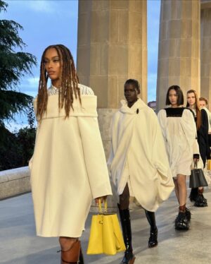 Juan Avellaneda Instagram - Ayer fue increíble lo que pude vivir en Barcelona! De niño soñaba con dedicarme a la moda y poder ir a algún desfile y de repente ayer me veo en el Parc Güell en el desfile #lvcruise2025 diseñado por @nicolasghesquiere para @louisvuitton 

Aquí os dejo algunas fotografías pero en breve os subo un Vlog, pero me hacía ilusión que vierais una previa 

Gracias al equipo de LV por cuidarnos tanto anoche!

Por cierto, después del desfile hubo una fiesta en que os mostraré en el blog pero en la ultima foto tenéis un adelanto

#louisvuitton #barcelona #catwalk #lvcruise2025 #vlog