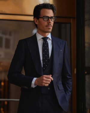 Juan Avellaneda Instagram - Hoy toca look formal bastante monocromático ¿qué os parece?

#traje #suitandtie #suit #novio #boda