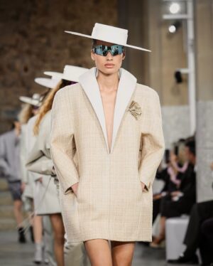 Juan Avellaneda Instagram - Ayer fue increíble lo que pude vivir en Barcelona! De niño soñaba con dedicarme a la moda y poder ir a algún desfile y de repente ayer me veo en el Parc Güell en el desfile #lvcruise2025 diseñado por @nicolasghesquiere para @louisvuitton 

Aquí os dejo algunas fotografías pero en breve os subo un Vlog, pero me hacía ilusión que vierais una previa 

Gracias al equipo de LV por cuidarnos tanto anoche!

Por cierto, después del desfile hubo una fiesta en que os mostraré en el blog pero en la ultima foto tenéis un adelanto

#louisvuitton #barcelona #catwalk #lvcruise2025 #vlog