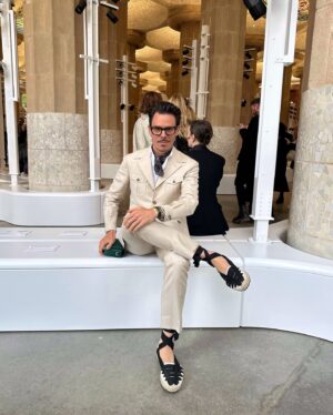 Juan Avellaneda Instagram - Ayer fue increíble lo que pude vivir en Barcelona! De niño soñaba con dedicarme a la moda y poder ir a algún desfile y de repente ayer me veo en el Parc Güell en el desfile #lvcruise2025 diseñado por @nicolasghesquiere para @louisvuitton 

Aquí os dejo algunas fotografías pero en breve os subo un Vlog, pero me hacía ilusión que vierais una previa 

Gracias al equipo de LV por cuidarnos tanto anoche!

Por cierto, después del desfile hubo una fiesta en que os mostraré en el blog pero en la ultima foto tenéis un adelanto

#louisvuitton #barcelona #catwalk #lvcruise2025 #vlog
