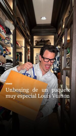 Juan Avellaneda Instagram - Unboxing de un paquete muy especial de Louis Vuitton, que además es la invitación del desfile de mañana en Barcelona! Súper emocionado por vivir un momento único es mi ciudad ✨🫰🏻✨ 

Gracias a todo el equipo de Louis Vuitton por hacerlo posible 

#louisvuitton #lv #catwalk @louisvuitton #barcelona